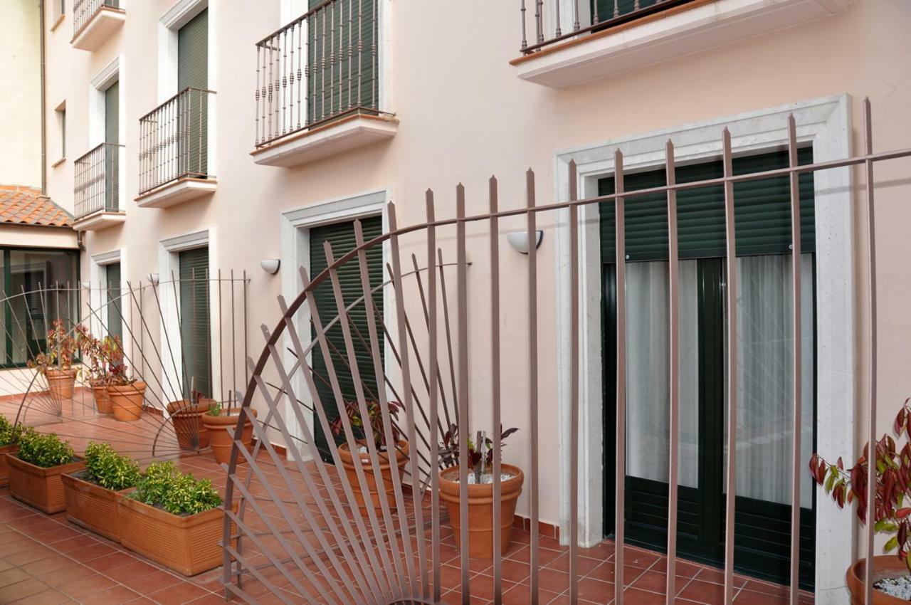 Hotel Las Cabanas Penaranda de Bracamonte Exterior photo